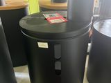 trois poubelles noires posées sur un comptoir dans un magasin
