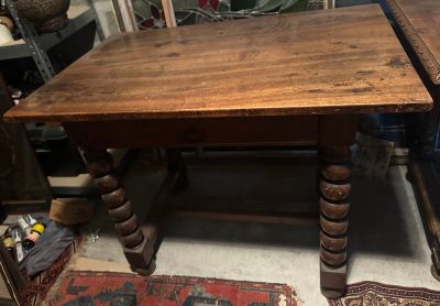 deux tables placées l'une à côté de l'autre sur le sol