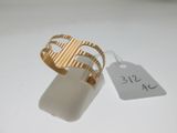 une bague à laquelle est attachée une étiquette, posée sur une table