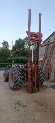 un chariot élévateur garé devant un bâtiment
