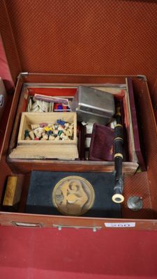 une valise ouverte contenant beaucoup d'affaires