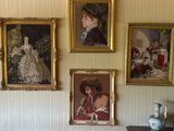 trois tableaux accrochés au mur d'une pièce