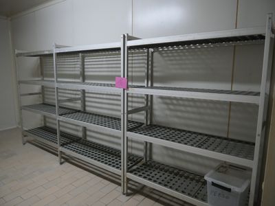 une pièce comportant de nombreuses étagères et rayonnages