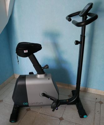 un vélo d'appartement dans une pièce aux murs bleus