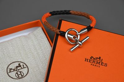 une boîte orange contenant une clé et un porte-clés