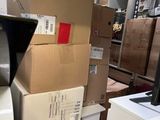 de nombreux cartons empilés les uns sur les autres dans un entrepôt