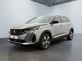 Le nouveau SUV Peugeot est garé dans une grande pièce.