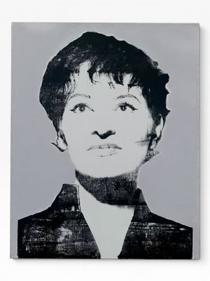 une image représentant une photo en noir et blanc du visage d'une femme
