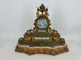 une horloge posée sur une table