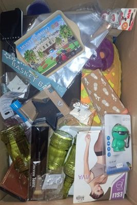 une boîte en carton remplie d'objets divers et un téléphone portable