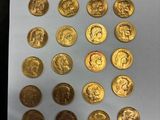certaines des pièces d'or ont été posées sur un morceau de papier