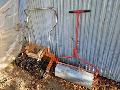une petite machine posée à côté d'un bâtiment