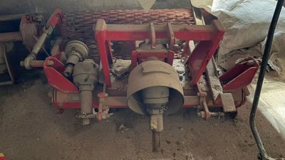 une photo d'une machine qui se trouve dans la boue