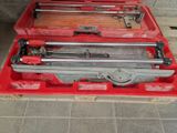 une boîte à outils rouge avec des outils sur le sol