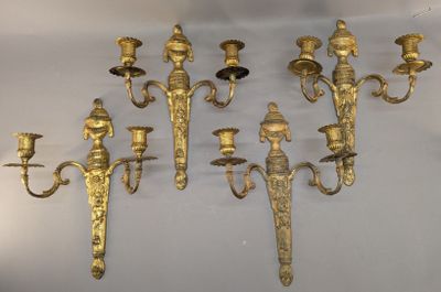 de nombreuses appliques murales dorées accrochées au mur