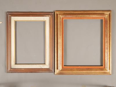 deux cadres accrochés au mur au-dessus d'un miroir