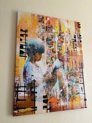 un tableau représentant un garçon en train de lire un livre, accroché au mur