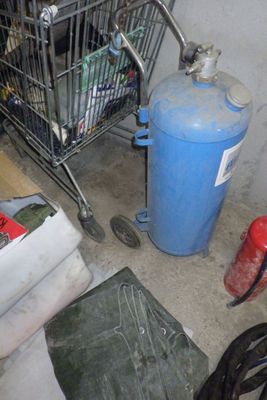 un caddie posé à côté d'une borne d'incendie dans un garage
