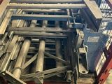 une photo montrant un tas de tuyaux métalliques dans un entrepôt