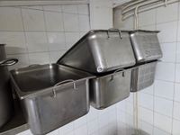 5 bacs gastro dont 3 de dimensions : 50X30X20 cm et 2 perfor…