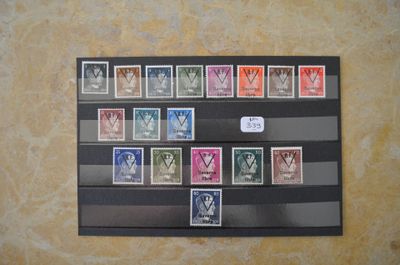 une photo d'une collection de timbres sur un mur