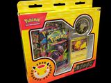 La boîte contient une carte à collectionner Pokémon et une pièce Pokémon.