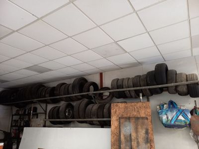 un homme qui s'occupe de pneus dans un garage