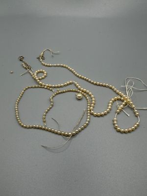 un gros plan d'un collier et d'une boucle d'oreille posés sur une table