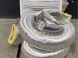 un tas de tuyaux flexibles posé sur une palette