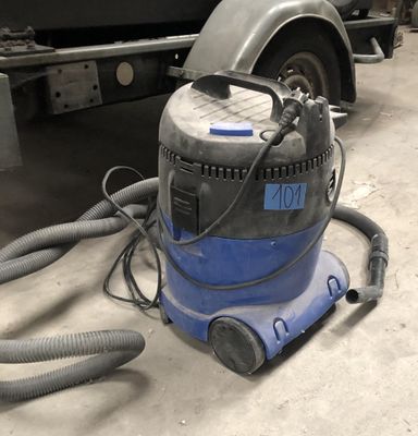 a machine that is sitting on the ground in the garage