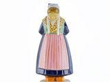 une figurine représentant une femme en robe rose