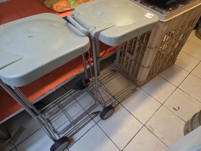 un chariot muni de deux plateaux sur le dessus