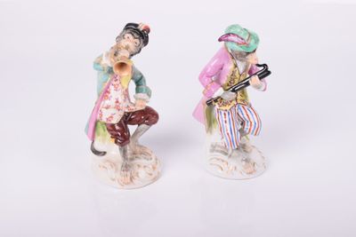 paire de figurines représentant un homme et une femme jouant d'un instrument de musique