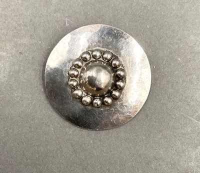 un bouton en métal orné d'une multitude de perles