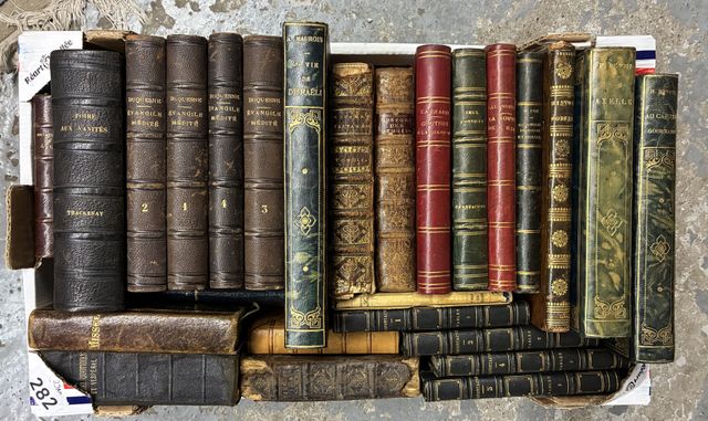 Carton de livres dont les fables de la Fontaine en 4 volumes, lit...
