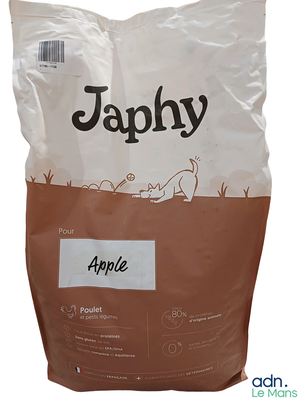 un sac de croquettes pour chien posé par terre