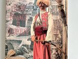 une photo d'un homme debout devant une affiche