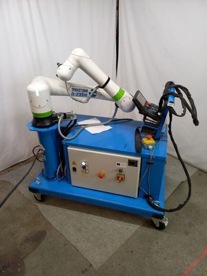 un robot posé sur un chariot bleu