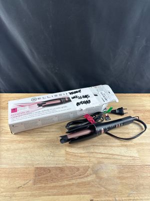 quelques stylos posés sur une table en bois