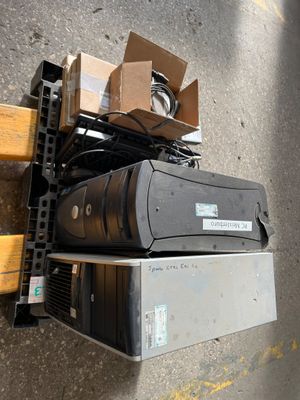 un tas d'appareils électroniques posé par terre à côté d'un banc