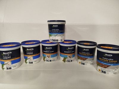 six pots de peinture posés les uns à côté des autres sur une étagère
