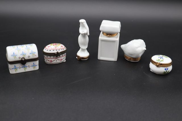 Six boîtes en porcelaine : 3 blanches et 3 à décor de fleurs
