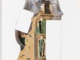 une photo d'une maison de poupées dans un sac en plastique