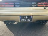 une photo d'une voiture sur laquelle figure une plaque d'immatriculation