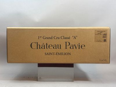 une bouteille de vin ouverte posée sur une table