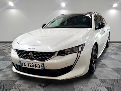 la photo d'une voiture blanche sur un sol en damier