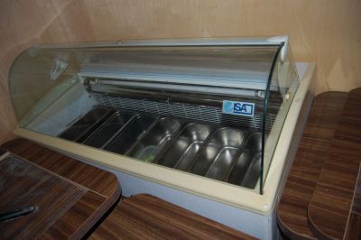 une vitrine en verre contenant des casseroles en argent