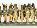 un groupe de petits soldats alignés en rang