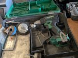 une boîte à outils posée sur une table dans une pièce
