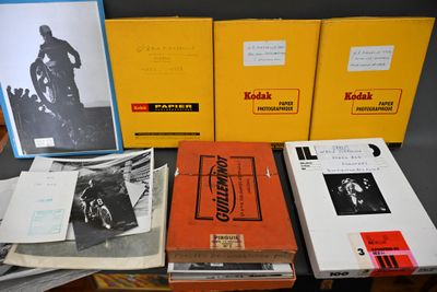un grand nombre de livres posés sur une table